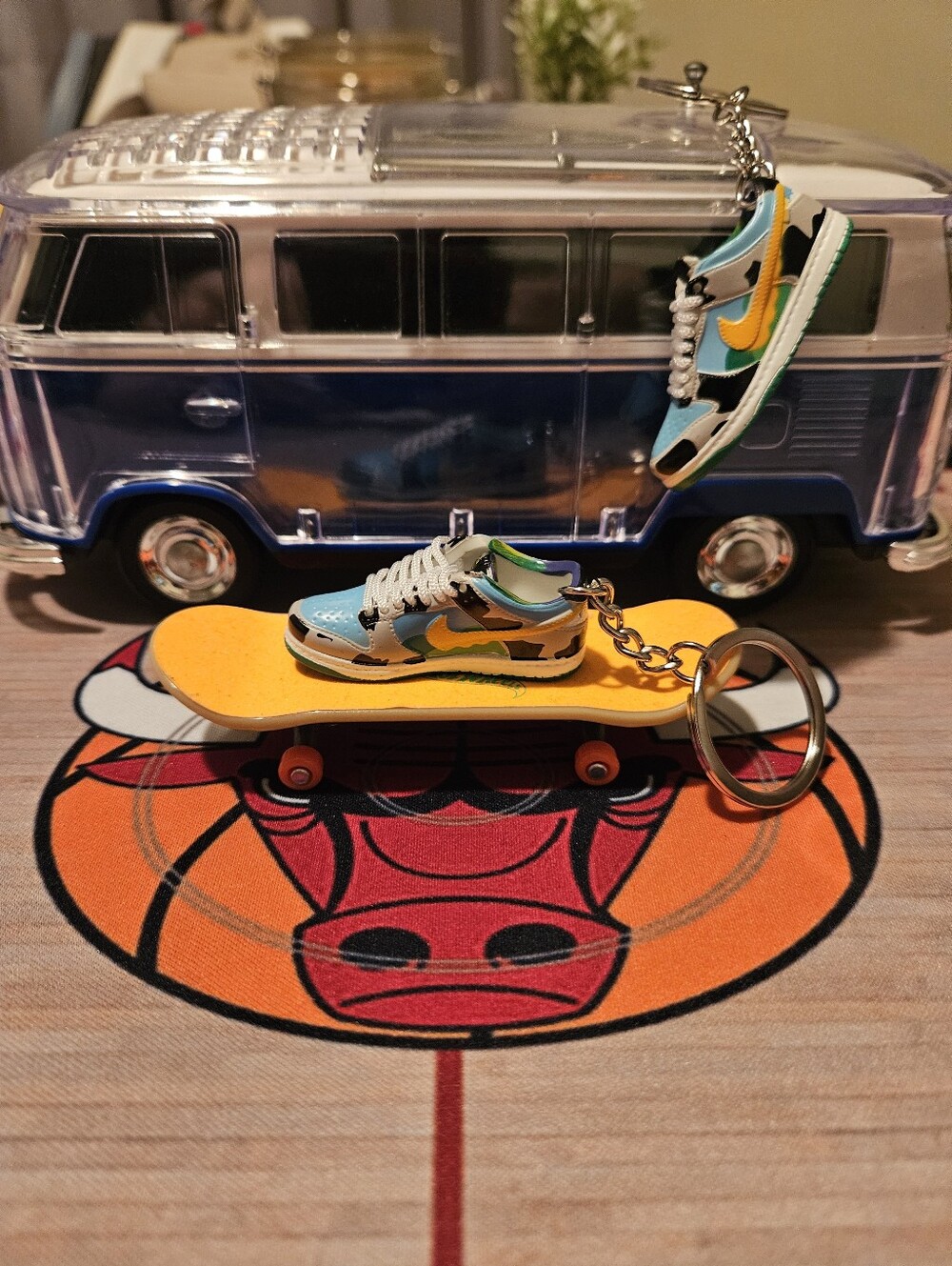 Pair of Mini sneaker keychain. - Picture 6 of 9